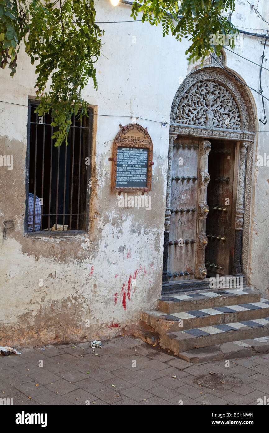 Zanzibar, Tanzanie. Maison de Tippu Tip, 19e siècle, marchand d'esclaves. Porte sculptée de style indien, à sommet arrondi. Banque D'Images