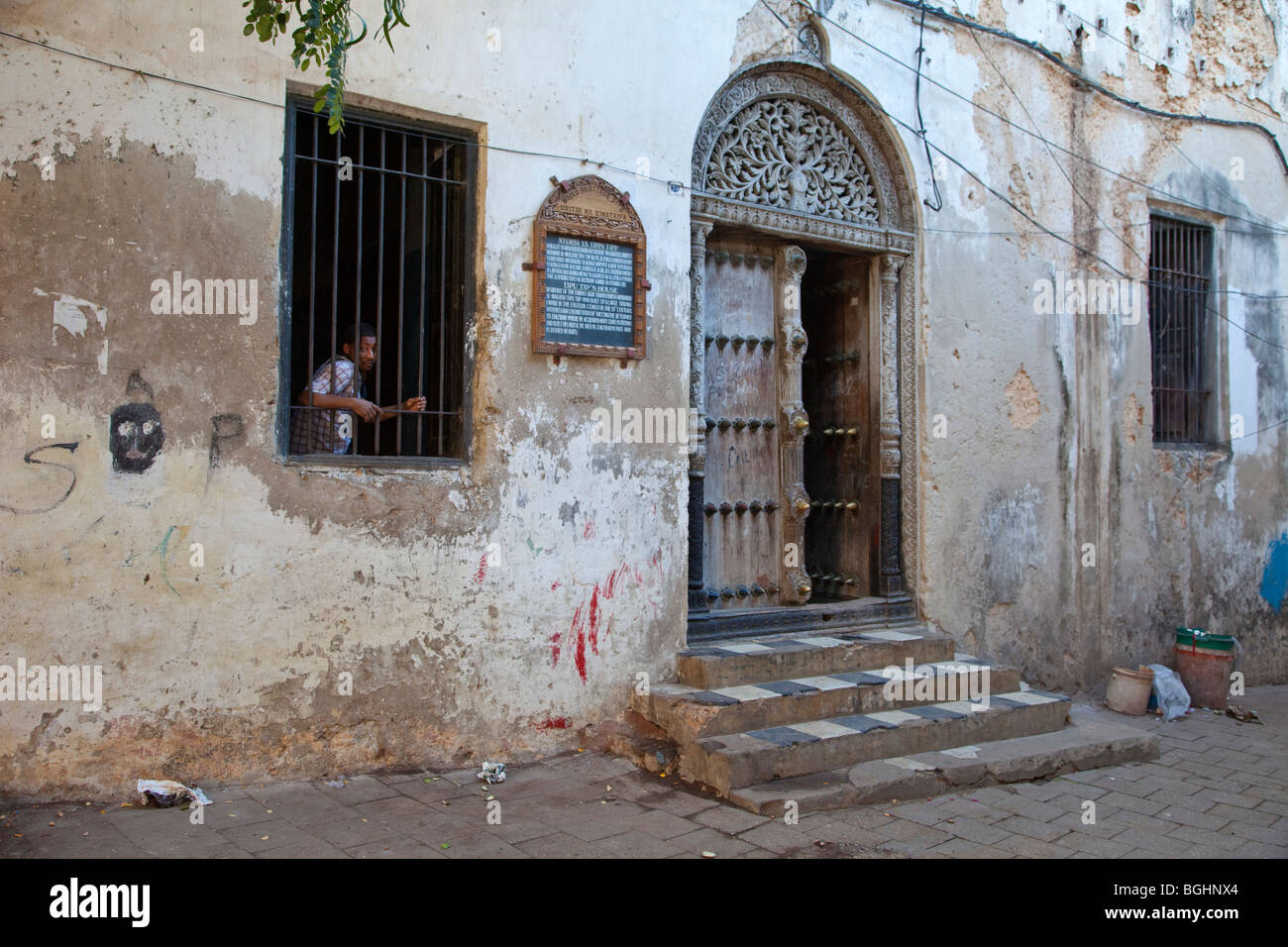 Zanzibar, Tanzanie. Maison de Tippu Tip, 19e siècle, marchand d'esclaves. Porte sculptée de style indien, à sommet arrondi. Banque D'Images