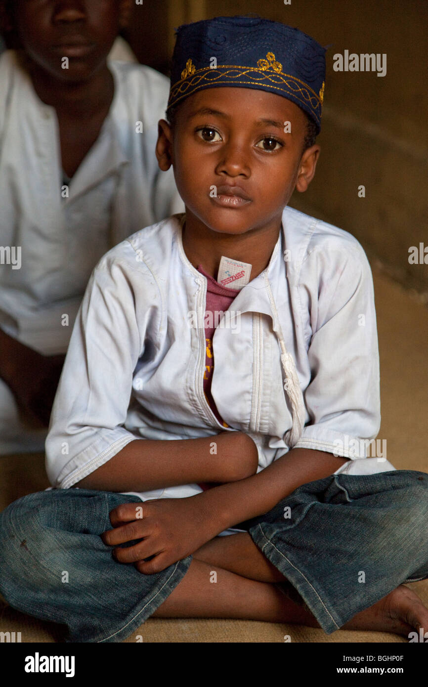 Zanzibar, Tanzanie. Jeune garçon en madrassa (école coranique). Banque D'Images