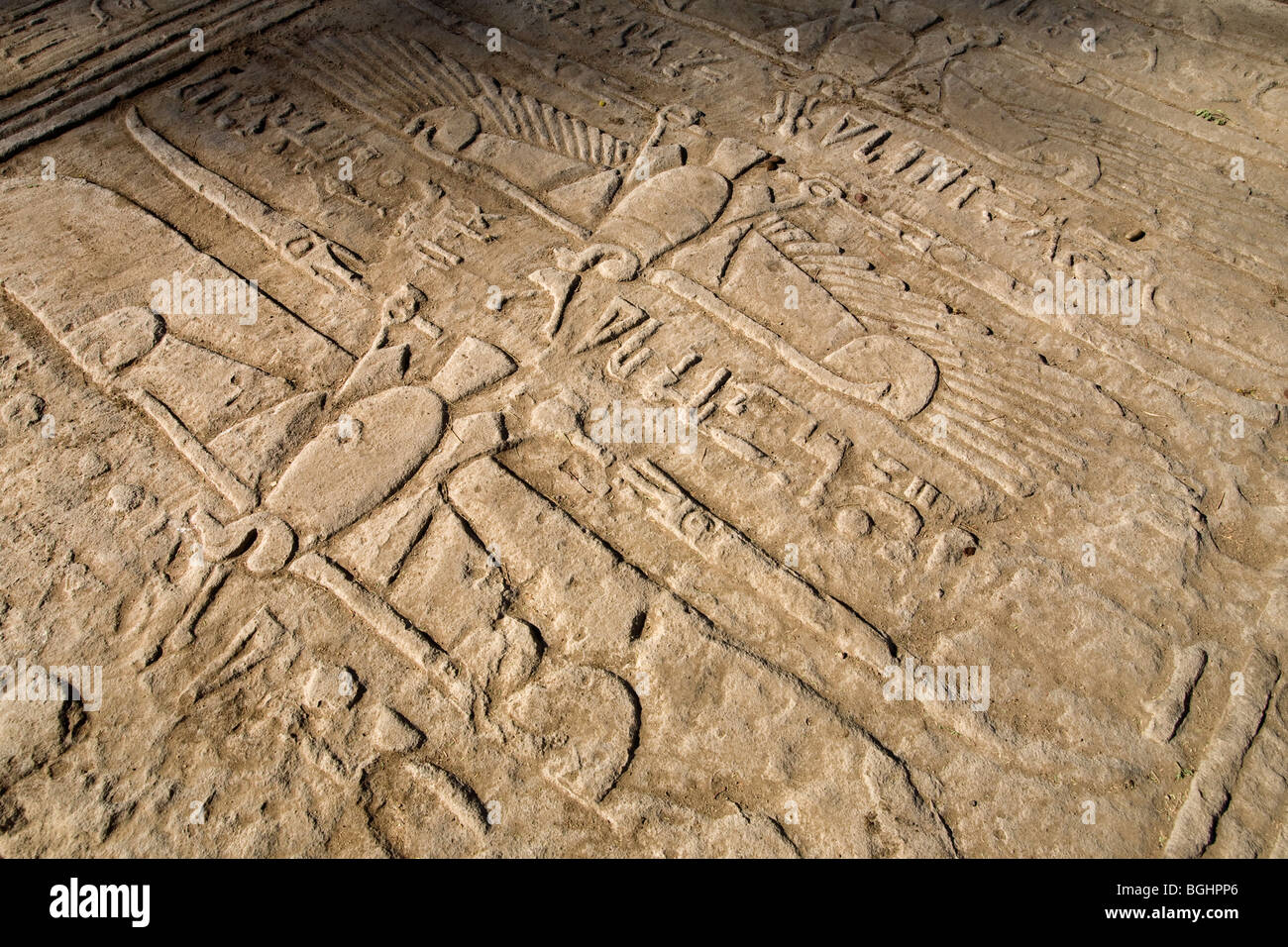 Plafond tombé bloc indiquant spead secours vautour ailé au Temple de Montu à Tod, vallée du Nil, au sud de Louxor, Egypte Banque D'Images