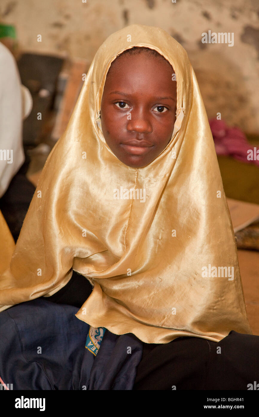 Zanzibar, Tanzanie. Jeune fille dans la madrassa (école coranique). Banque D'Images