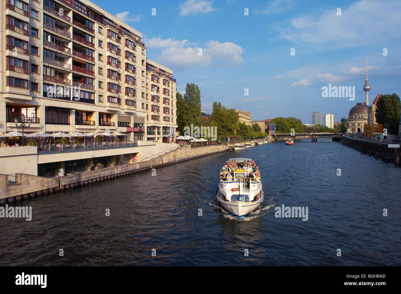 Ferry touristique sur la rivière Spree Berlin, Allemagne Banque D'Images