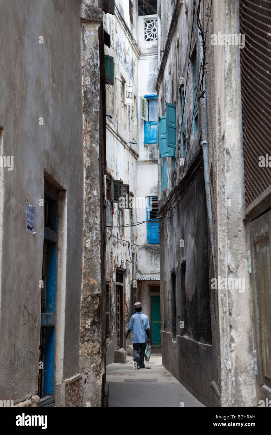 Zanzibar, Tanzanie. Rue étroite, Stone Town. Banque D'Images