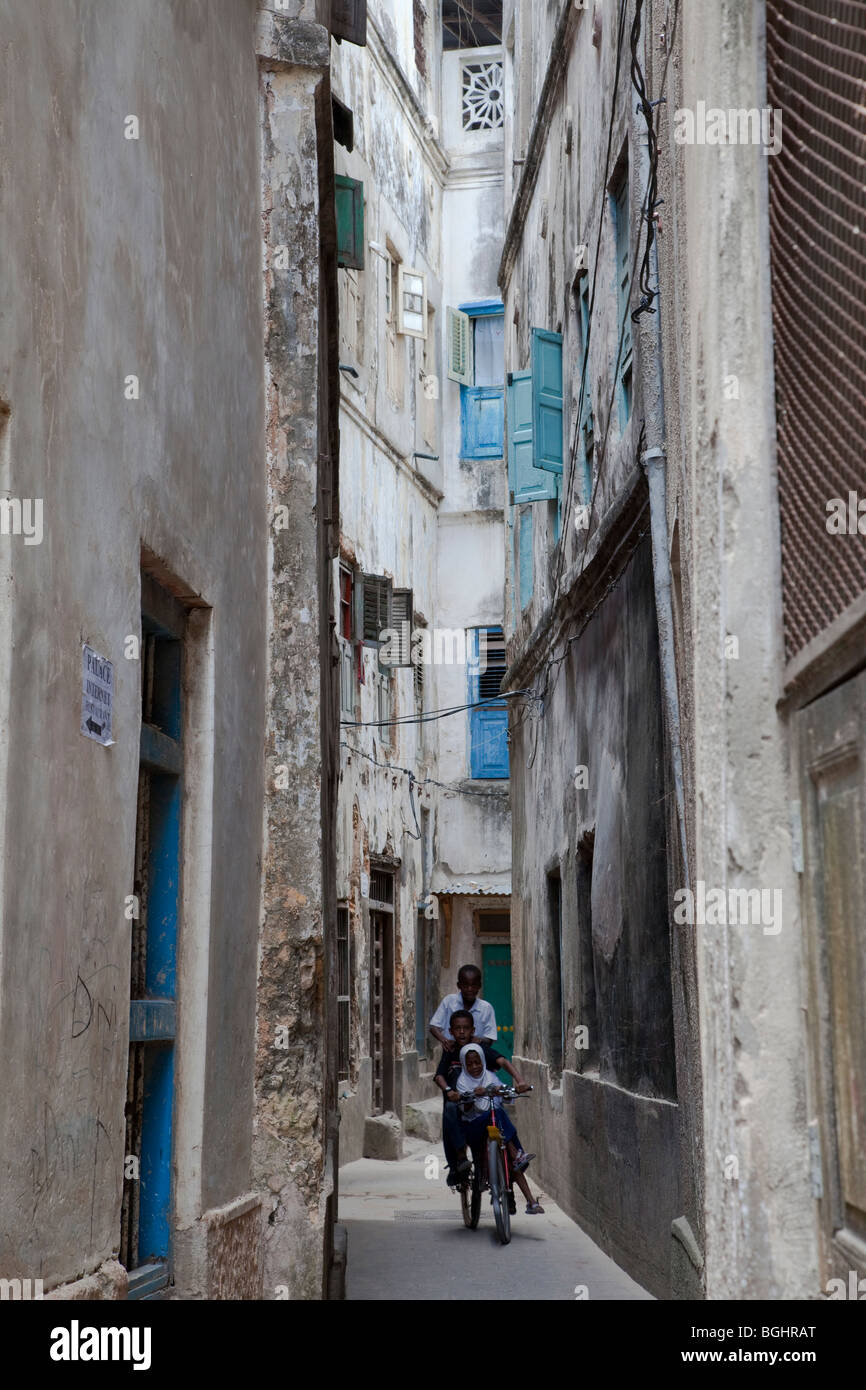Zanzibar, Tanzanie. Rue étroite, Stone Town. Banque D'Images