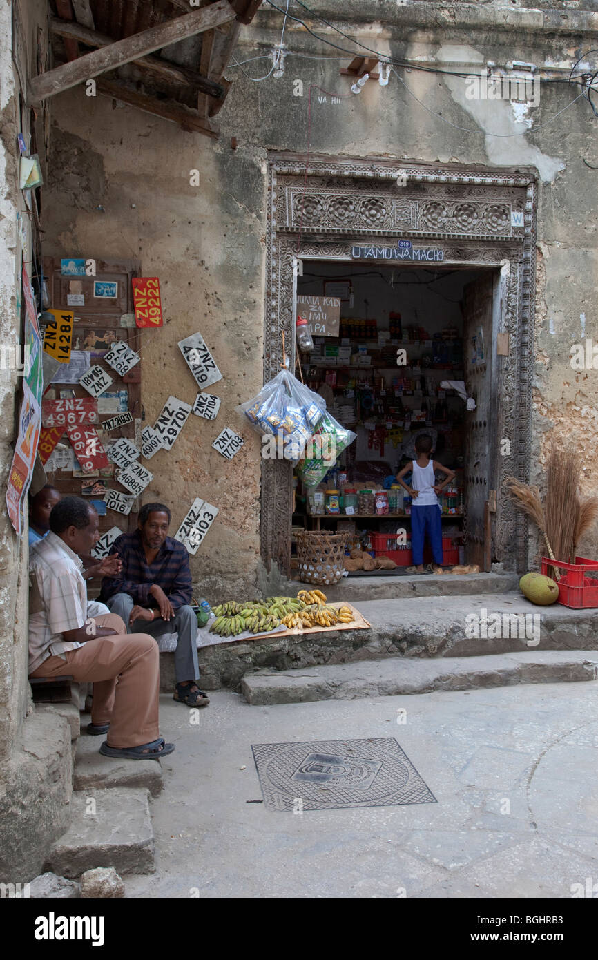 Zanzibar, Tanzanie. Boutique de quartier, épiceries et articles divers, Stone Town. Cadre de porte de style arabe. Banque D'Images