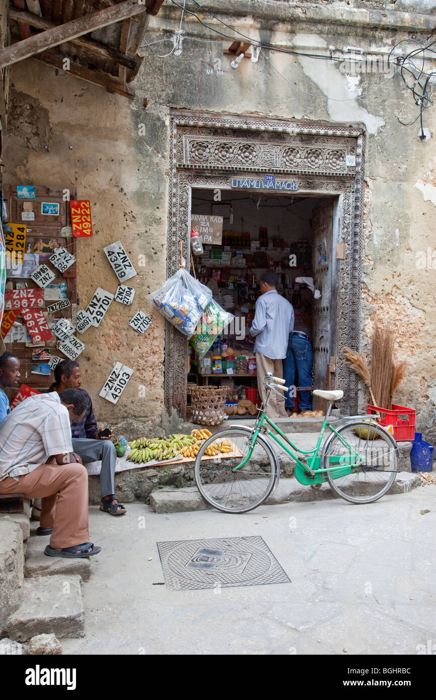 Zanzibar, Tanzanie. Boutique de quartier, épiceries et articles divers, Stone Town. Cadre de porte de style arabe. Banque D'Images