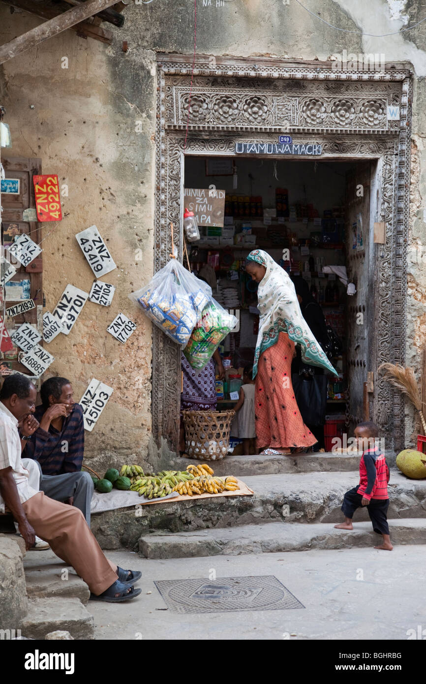 Zanzibar, Tanzanie. Boutique de quartier, épiceries et articles divers, Stone Town. Cadre de porte de style arabe. Banque D'Images