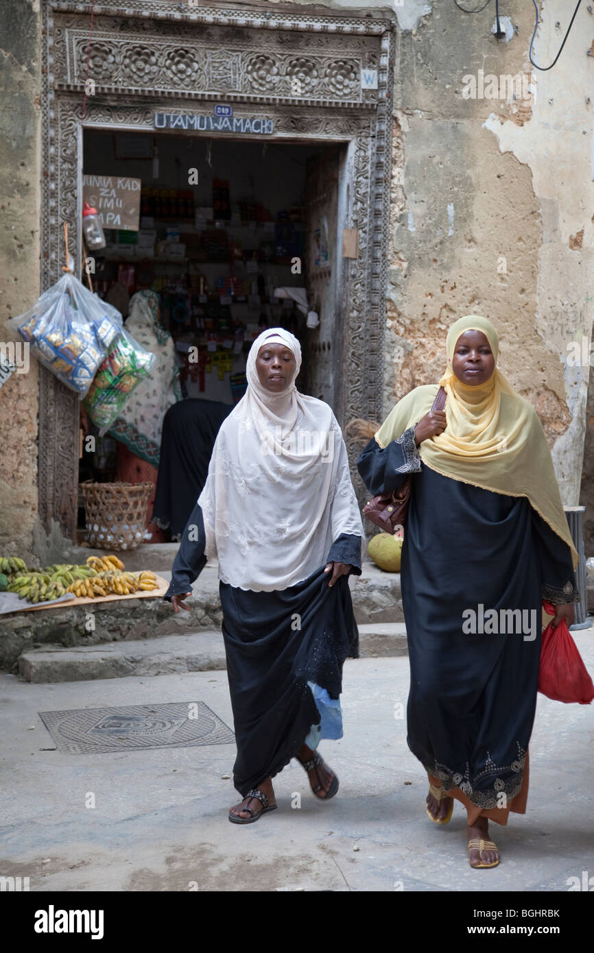 Zanzibar, Tanzanie. Scène de rue de quartier, épiceries et articles divers, Stone Town. Cadre de porte de style arabe. Banque D'Images