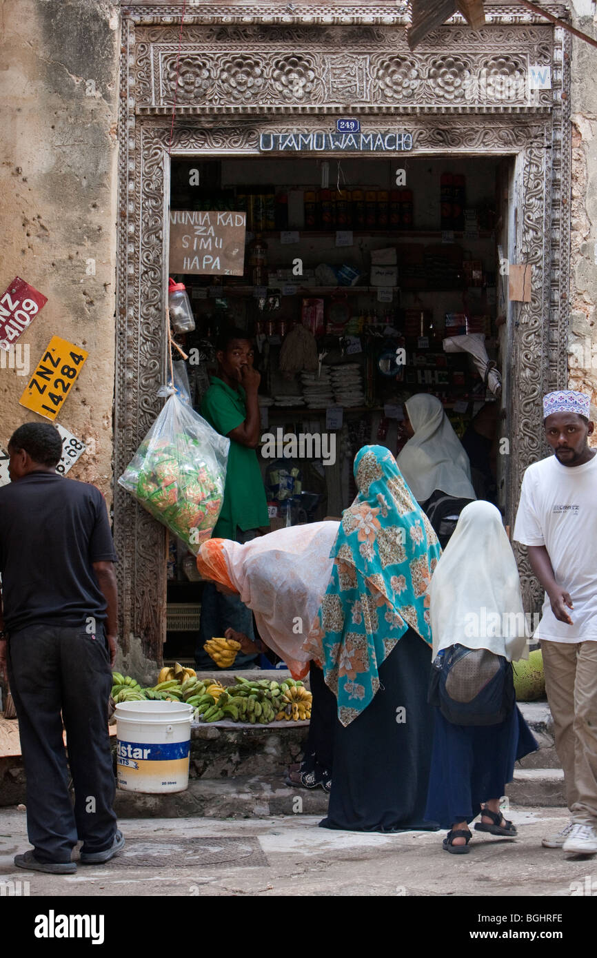 Zanzibar, Tanzanie. Boutique de quartier, épiceries et articles divers, Stone Town. Cadre de porte de style arabe. Banque D'Images