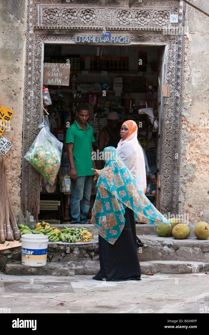 Zanzibar, Tanzanie. Boutique de quartier, épiceries et articles divers, Stone Town. Cadre de porte de style arabe. Banque D'Images