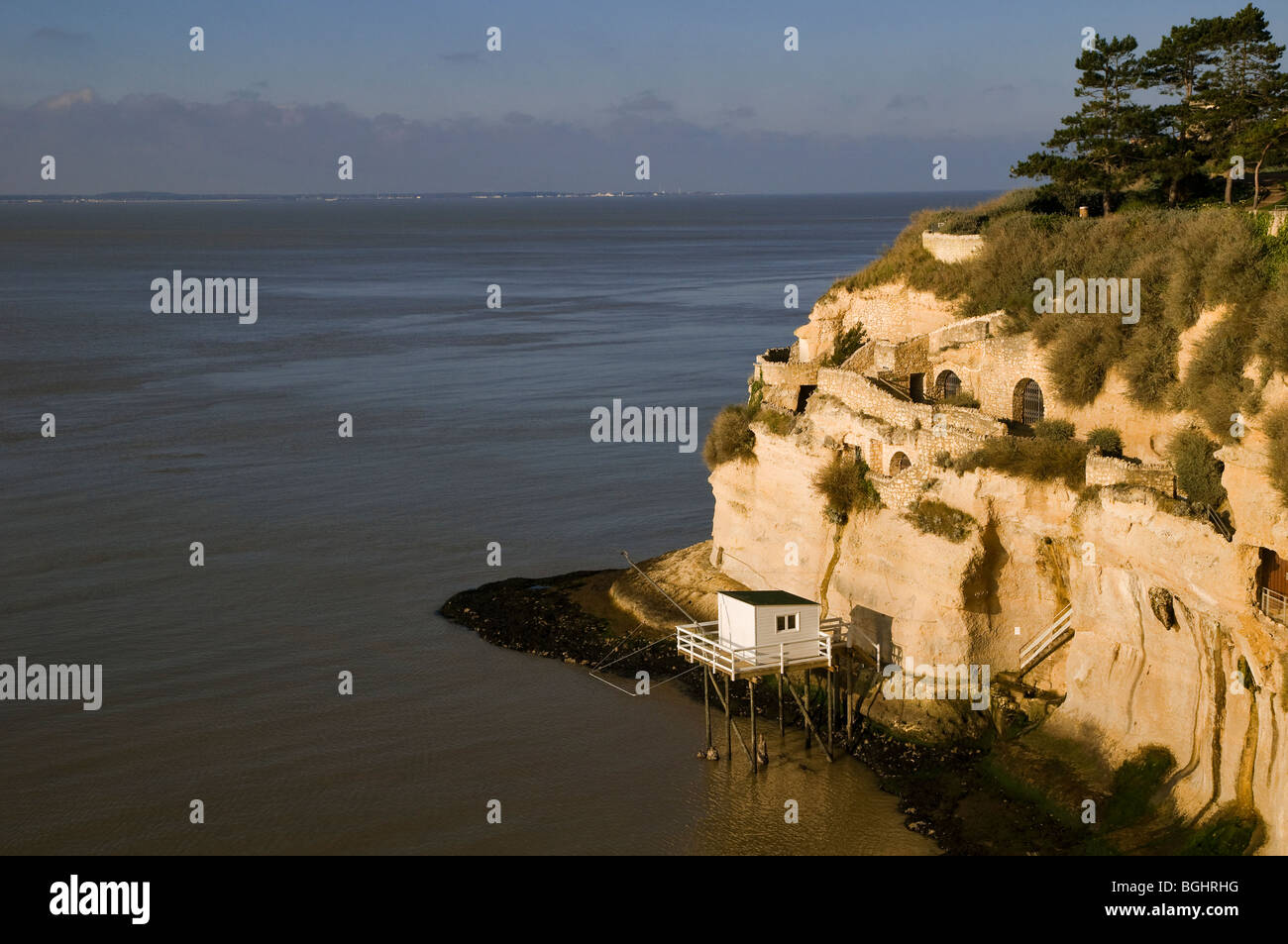 Logements des grottes dans les falaises sur Gironde riverside, Meschers-sur-Gironde, Charente-Maritime, France Banque D'Images