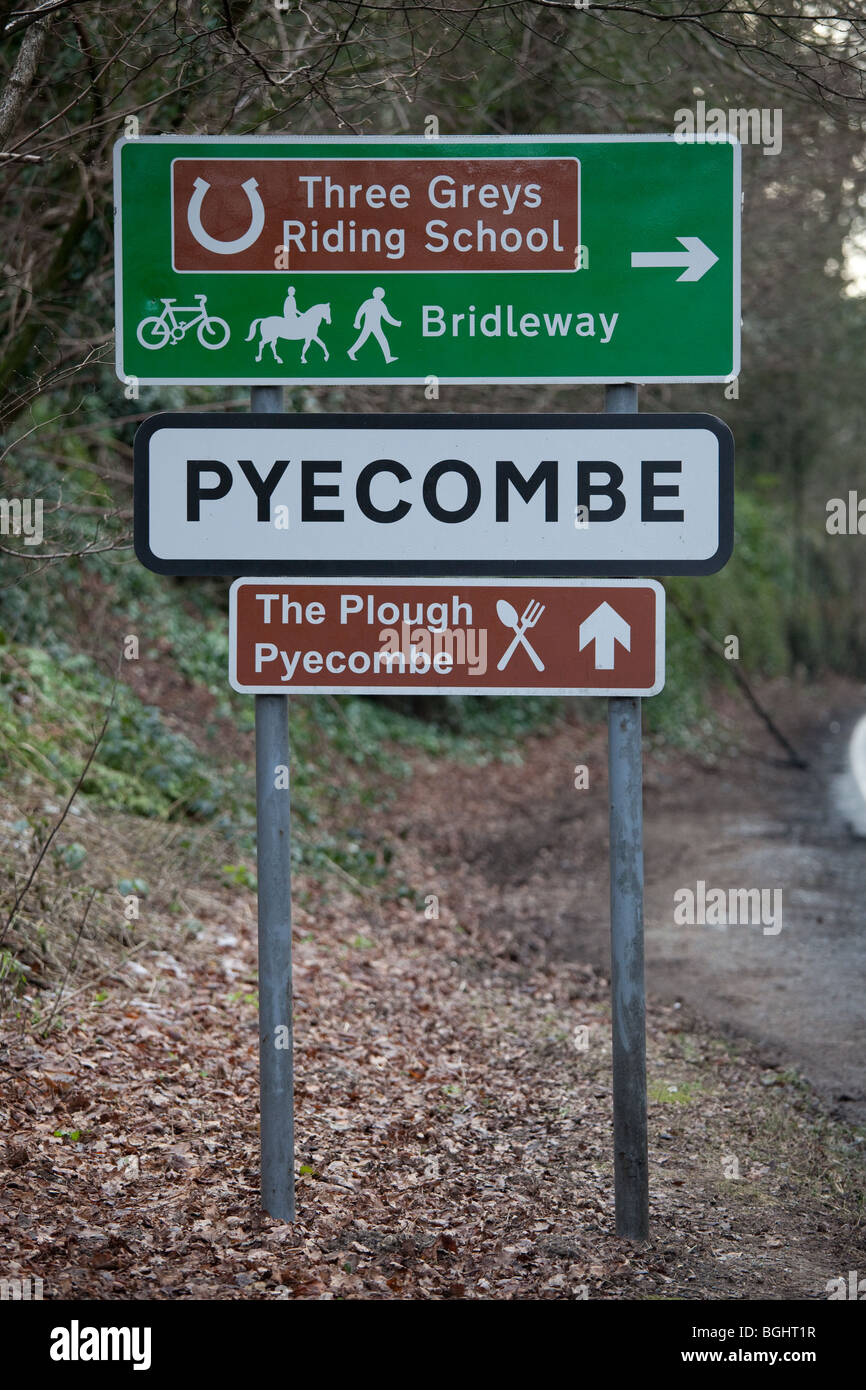 Une photo de la route de la frontière et signe pour le village ou paroisse de Pyecombe dans le Sussex. Les signes sont également d'un pub et bridleway Banque D'Images