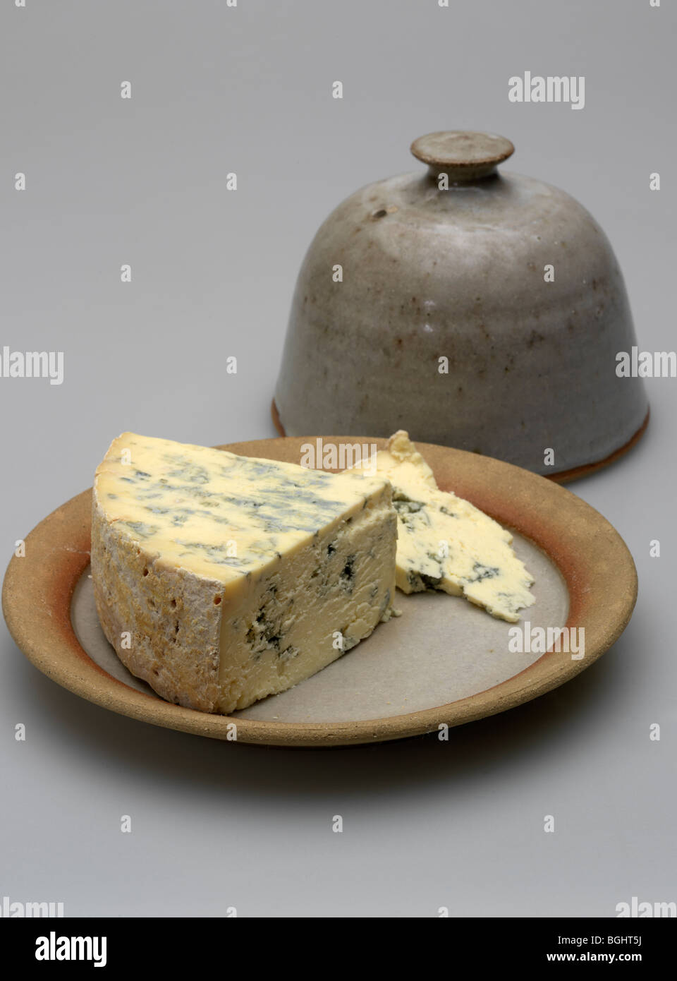 Le fromage Stilton anglais sur un plat en terre fromage ware. Banque D'Images