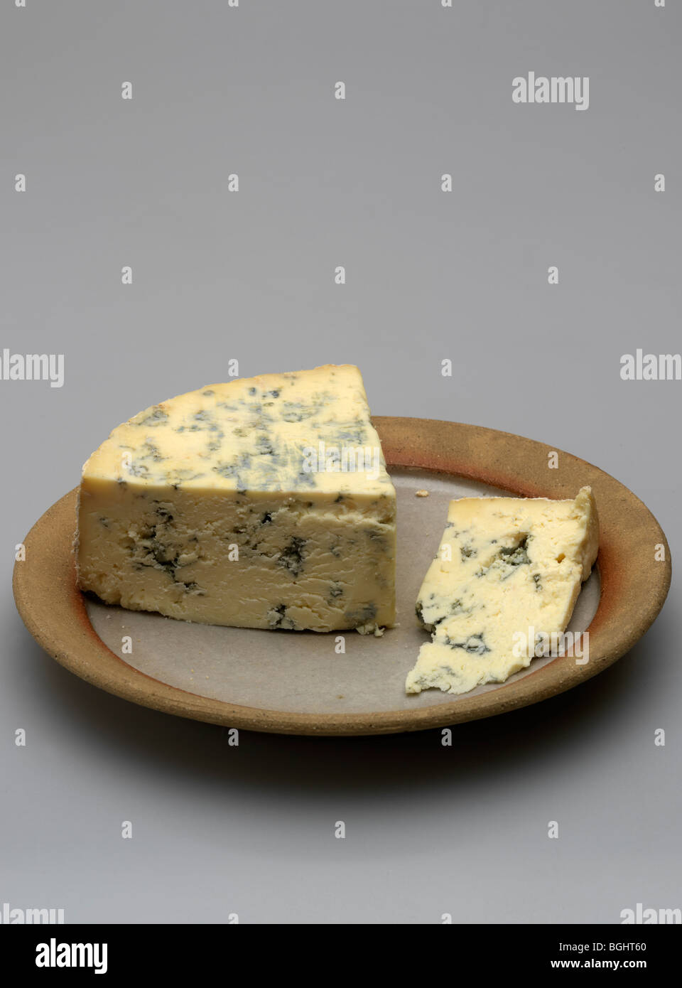 Le fromage Stilton anglais sur une plaque Banque D'Images