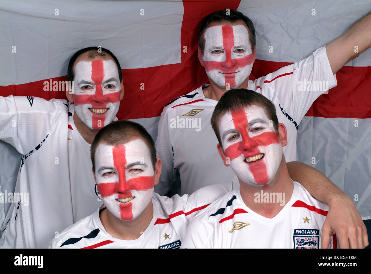 Angleterre football fans avec visages peints Banque D'Images