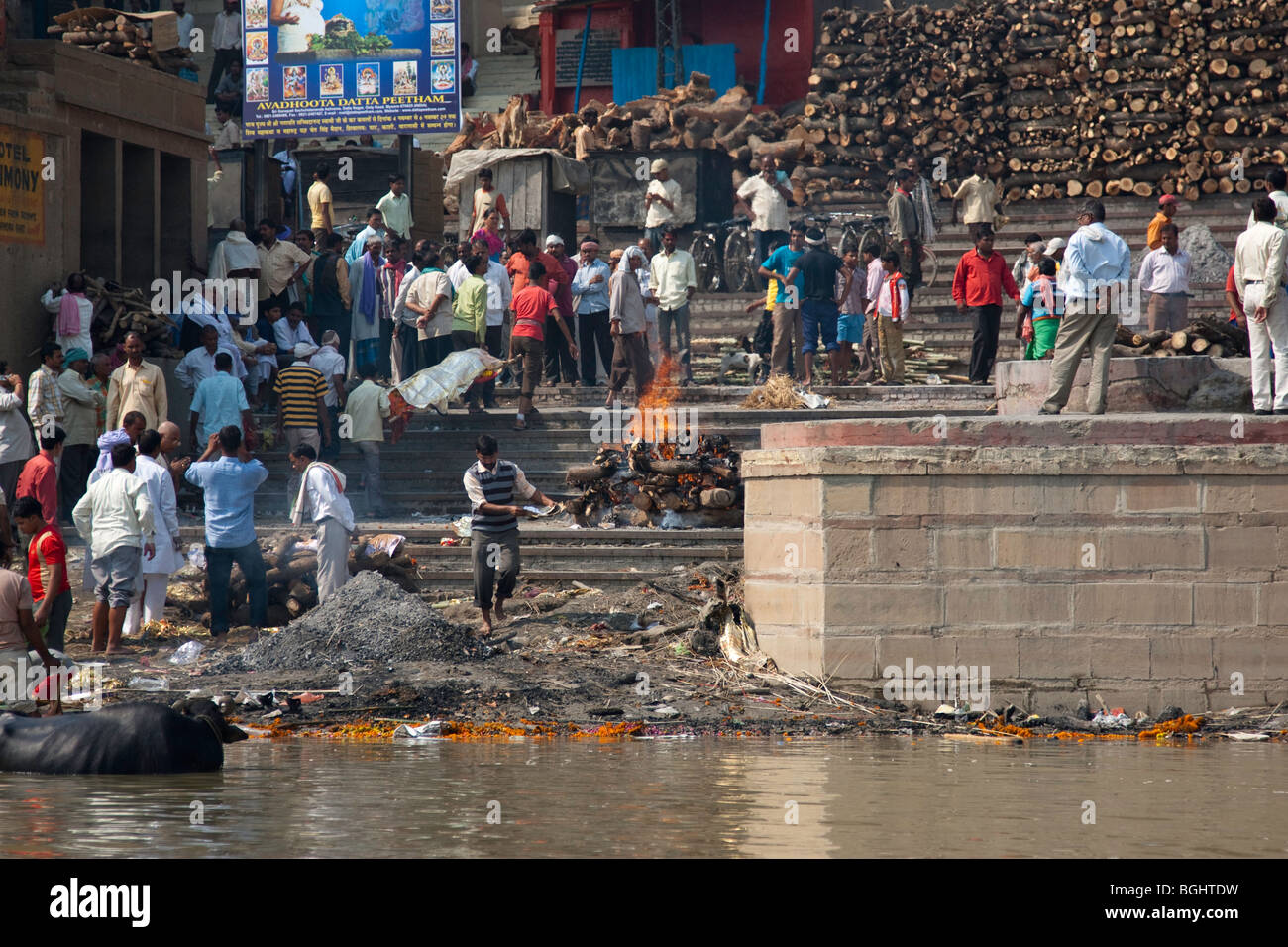 La crémation : Le Gange, Inde Banque D'Images La crémation : Le Gange, Inde Banque D'Images