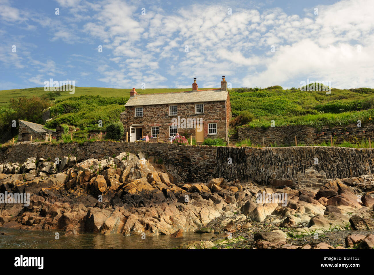 PORT QUIN, CORNWALL, Royaume-Uni - 13 JUIN 2009 : Cottage Quay donnant sur le petit port Banque D'Images