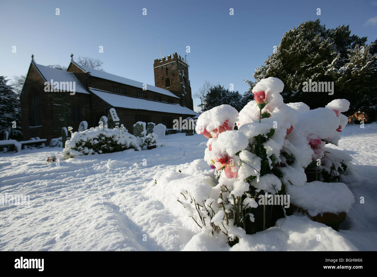 Hespérie de village, en Angleterre. En hiver vue pittoresque de St Chad's Parish Church. Banque D'Images