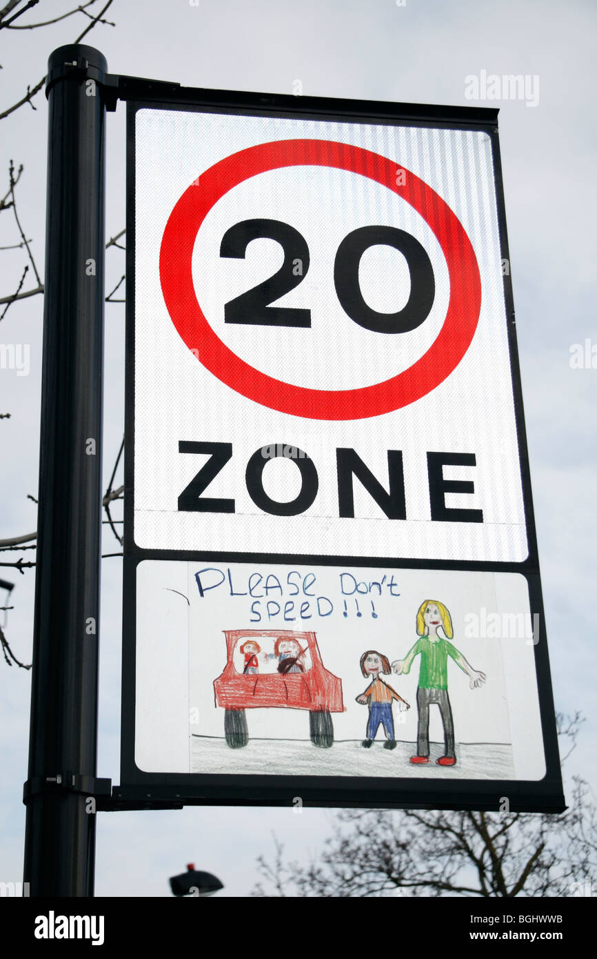 Un panneau routier Zone 20mph à Hounslow, Middx, UK avec une aire de dessin à l'accent sur les dangers de la conduite trop rapidement. Banque D'Images