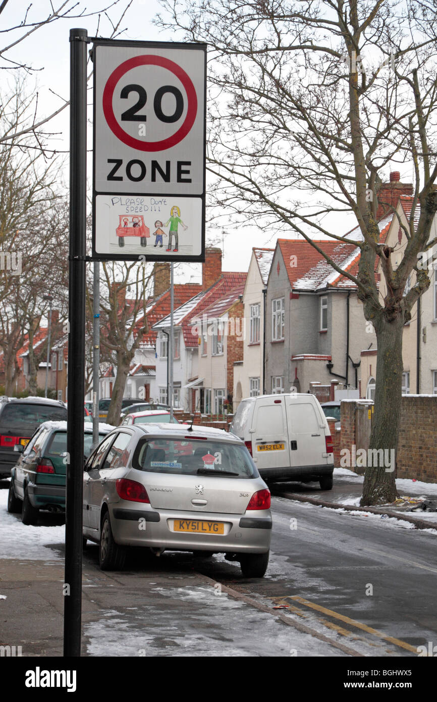 Un panneau routier Zone 20mph à Hounslow, Middx, UK avec une aire de dessin à l'accent dangers de conduire trop vite. Banque D'Images