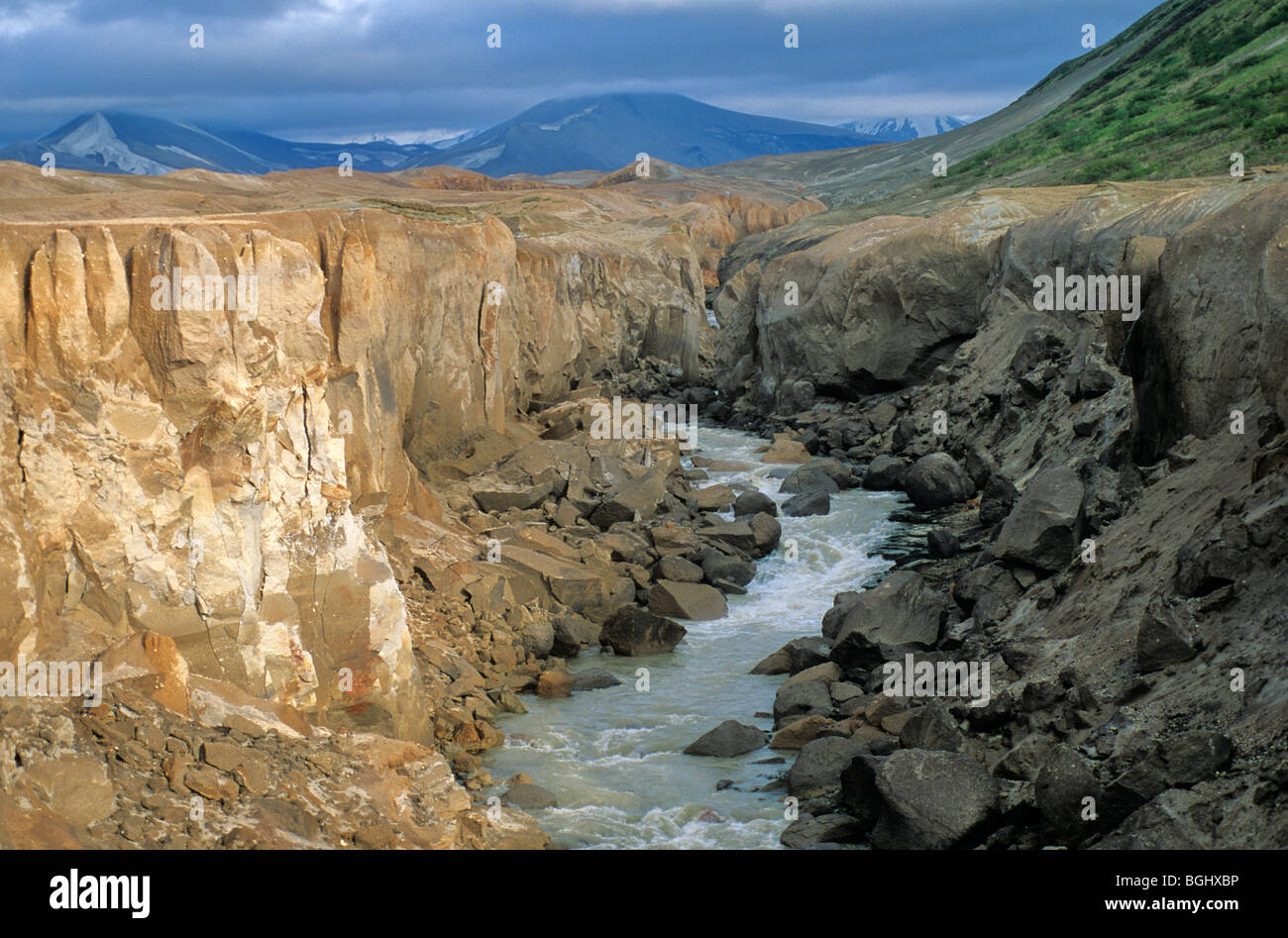 River Lethe sculpte canyon à travers les dépôts de cendres en vallée des Dix mille fumées, Katmai National Park, Alaska, USA Banque D'Images