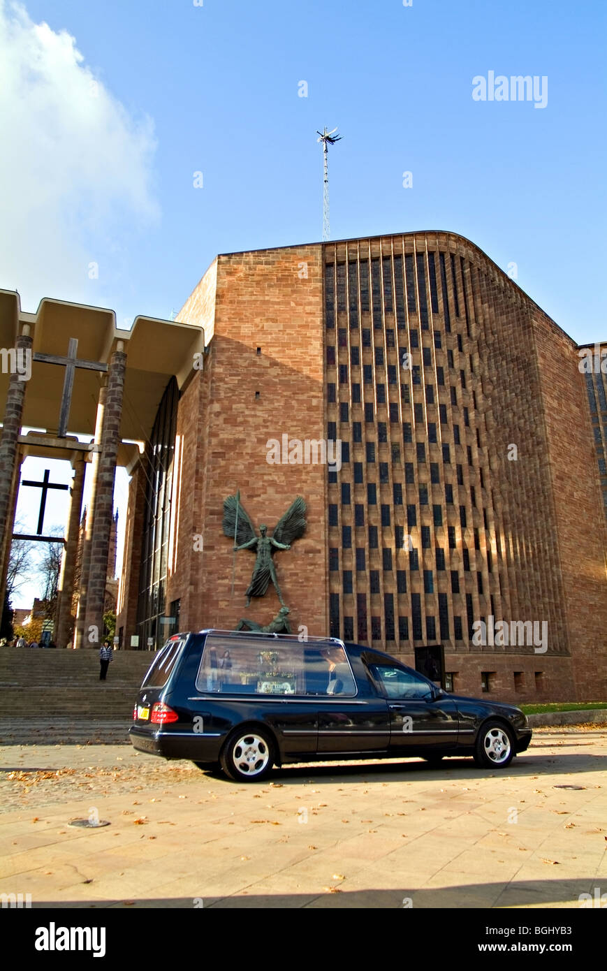 Photo d'un corbillard à l'extérieur de la cathédrale de Coventry Banque D'Images