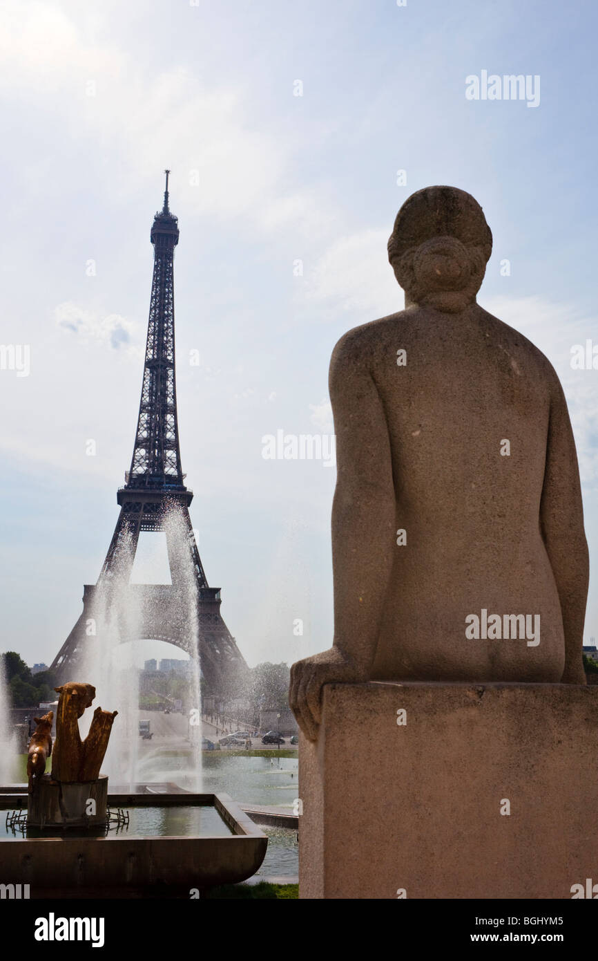 Statue et fontaine à la Tour Eiffel Paris, abattu le 20 août 2009 Banque D'Images