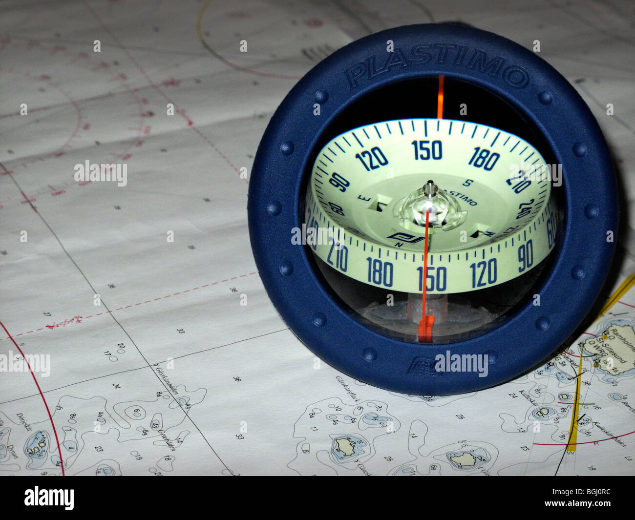 Canot voile sphérique compas sur surface de carte marine. Banque D'Images