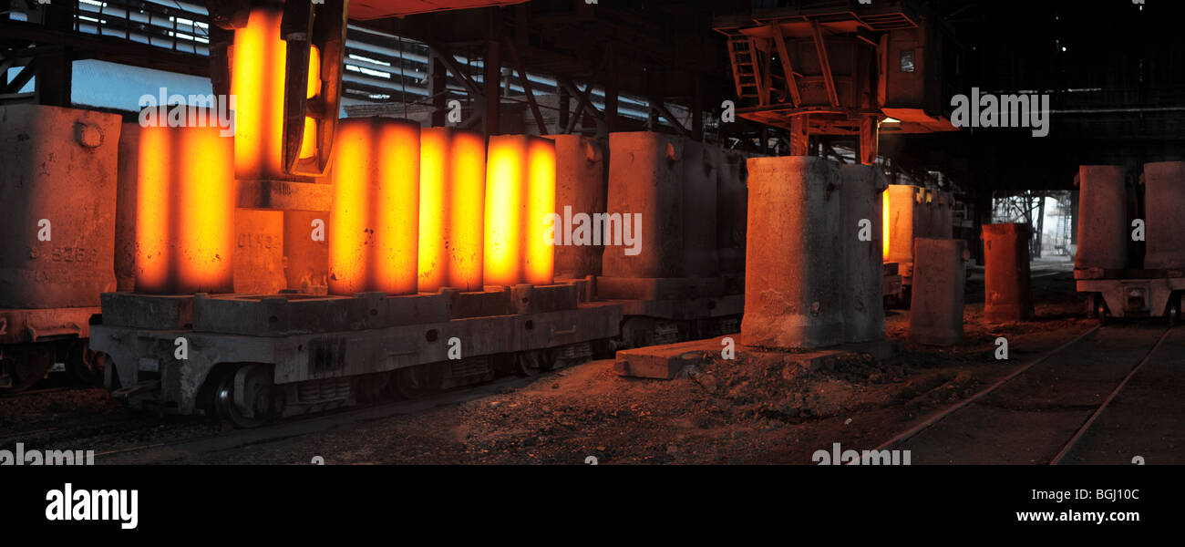 La grue supprime les formules à partir d'acier chauffé porcs d'une plate-forme ferroviaire Banque D'Images