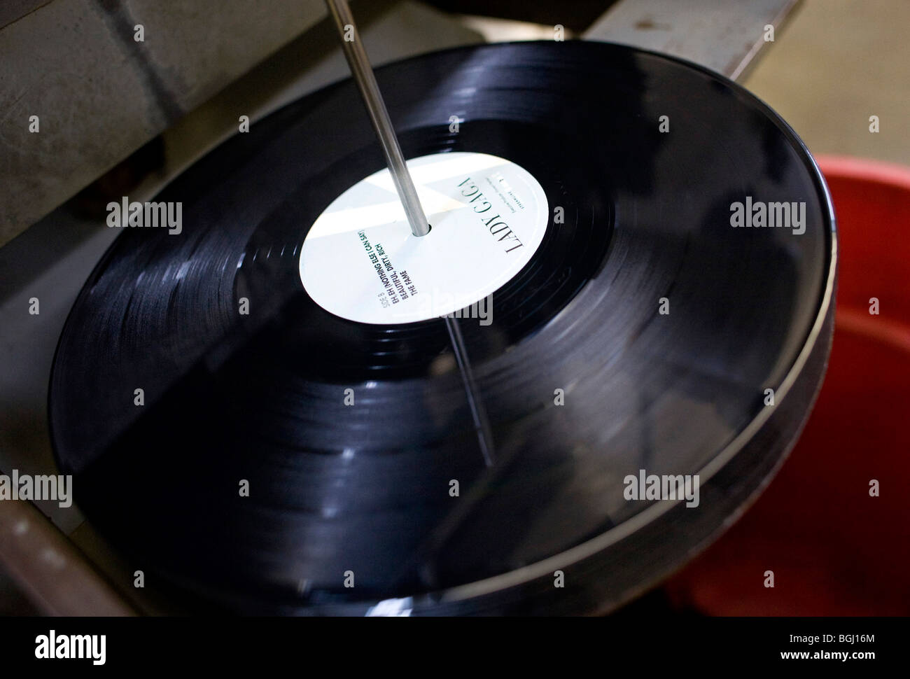 L'usine de pressage de l'enregistrement. Lady Gaga records soit appuyé. Banque D'Images