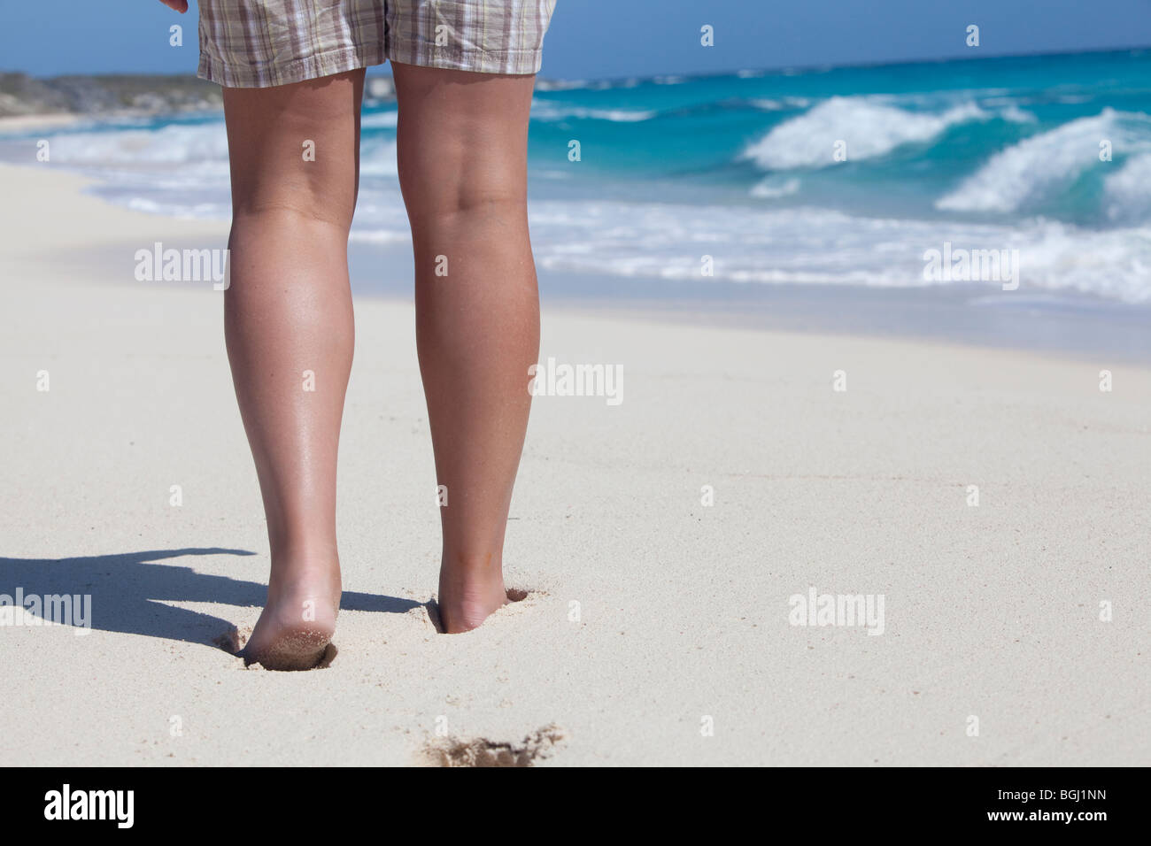 Vue d'une femme, jambes en short sur la plage dans les Caraïbes Banque D'Images