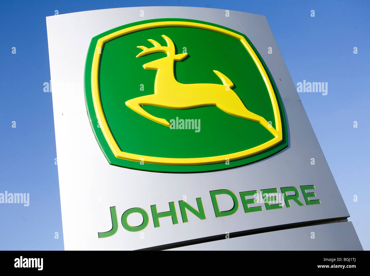 Les tracteurs John Deere et la signalisation. Banque D'Images