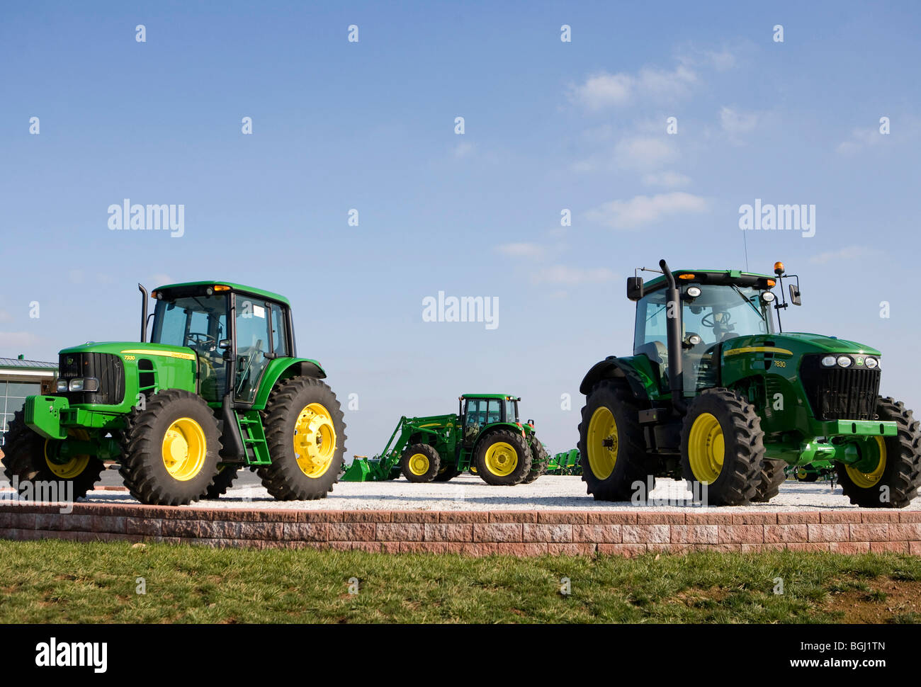 Les tracteurs John Deere et la signalisation. Banque D'Images
