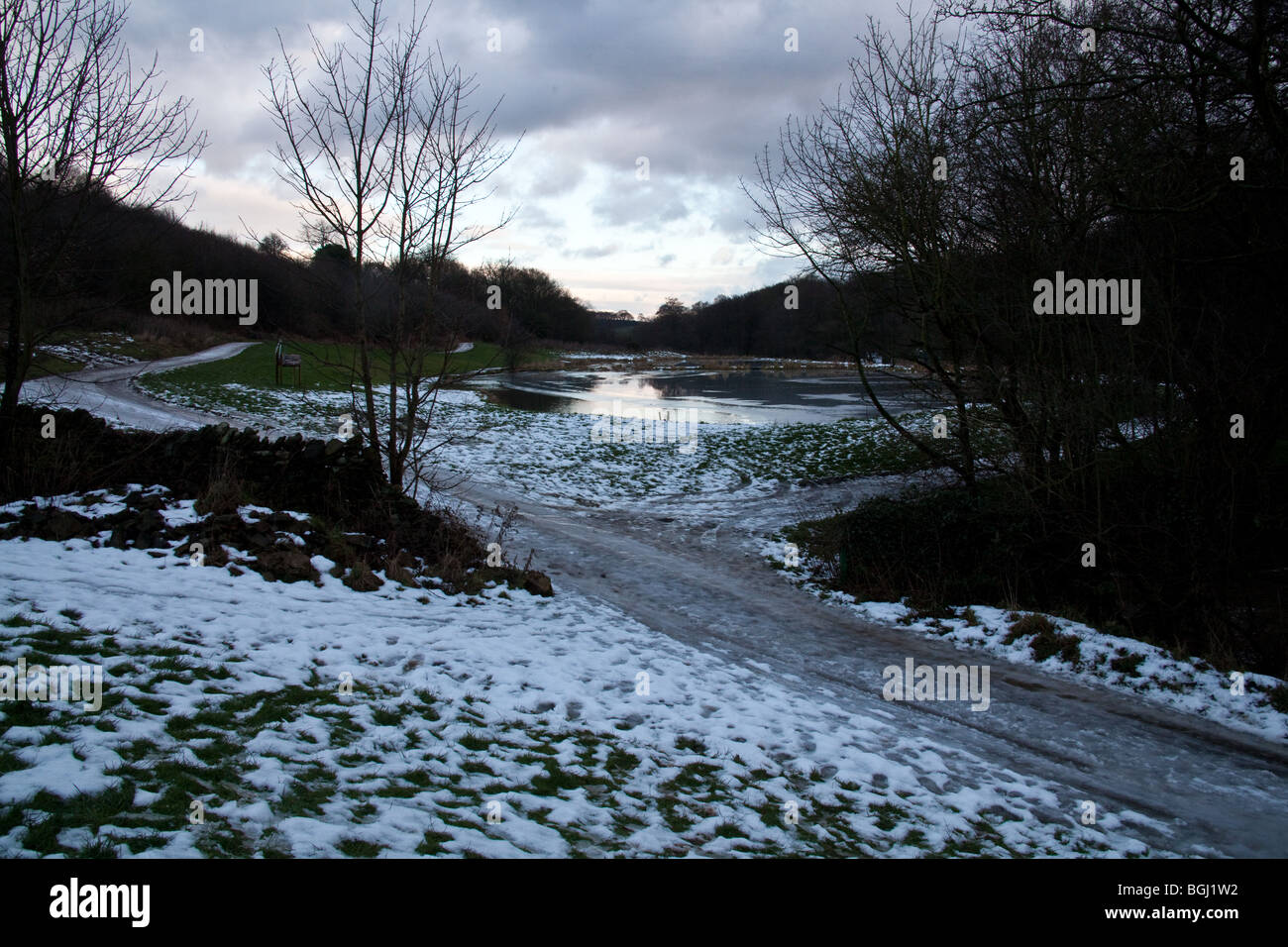 La truite Pêche Lacs Barlow river Derbyshire en Angleterre. Banque D'Images La truite Pêche Lacs Barlow river Derbyshire en Angleterre. Banque D'Images