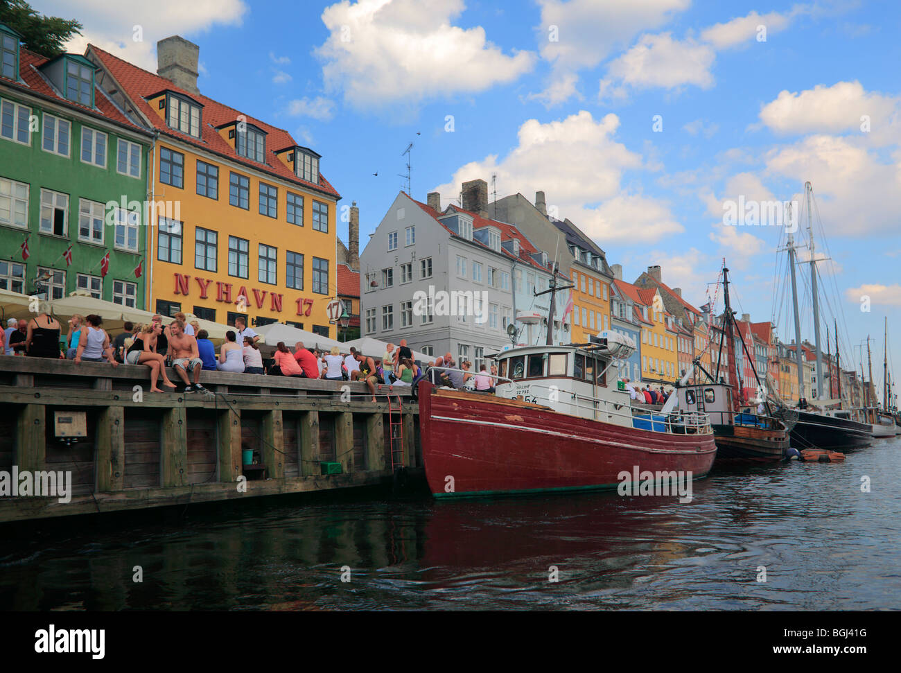 Nyhavn est un 17ème siècle, au bord de canal et du quartier des divertissements populaires à Copenhague, Danemark. Banque D'Images