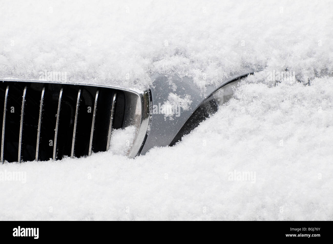 Motor car grill couvert de neige Banque D'Images