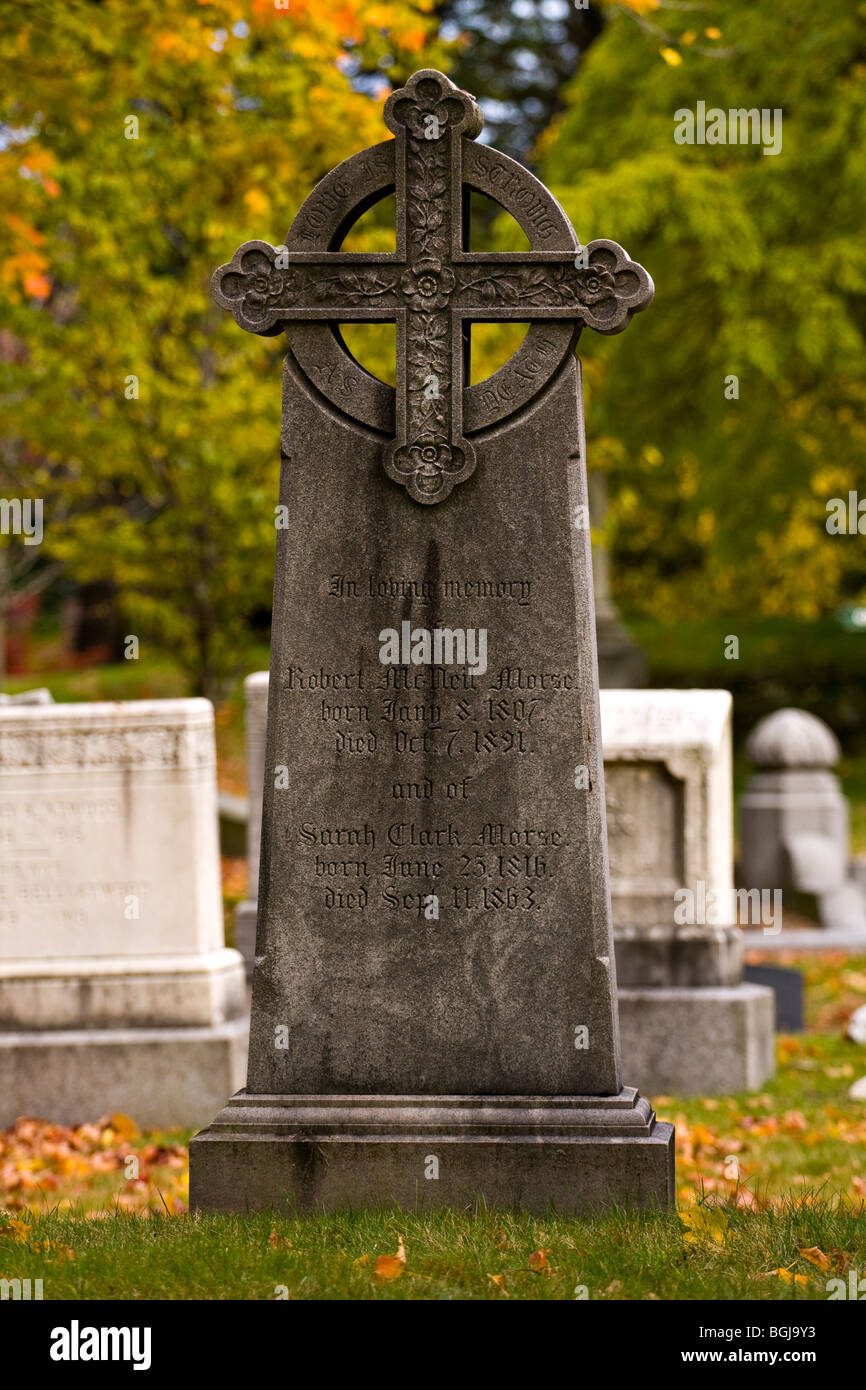 Cimetière de Forest Hills. Pierre tombale gothique. L'inscription sur la croix se lit,'l'amour est fort comme la mort" Banque D'Images