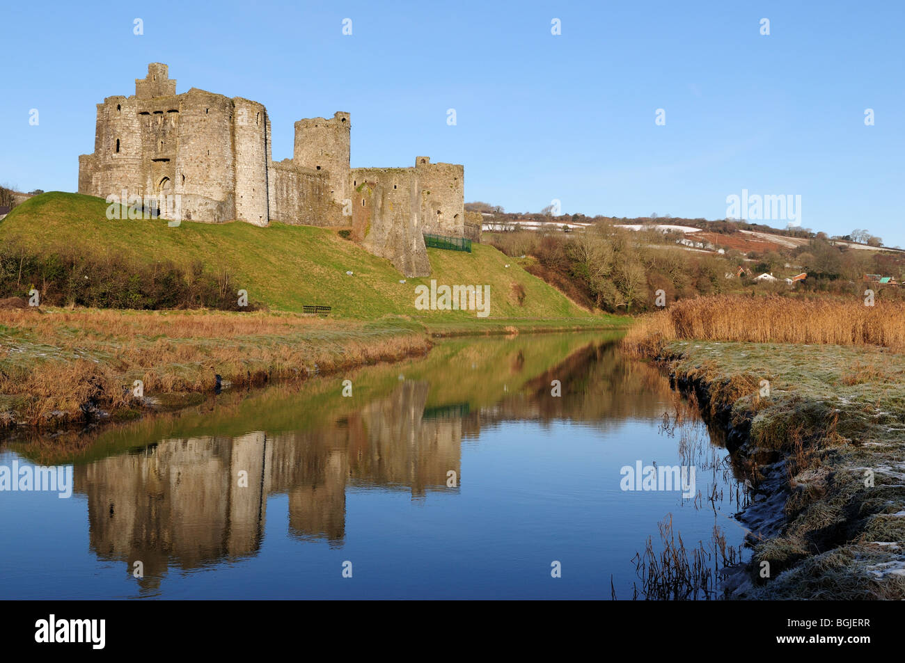 Château de Kidwelly reflétée dans le fleuve Gwendraeth Carmarthenshire Wales Cymru UK GO Banque D'Images