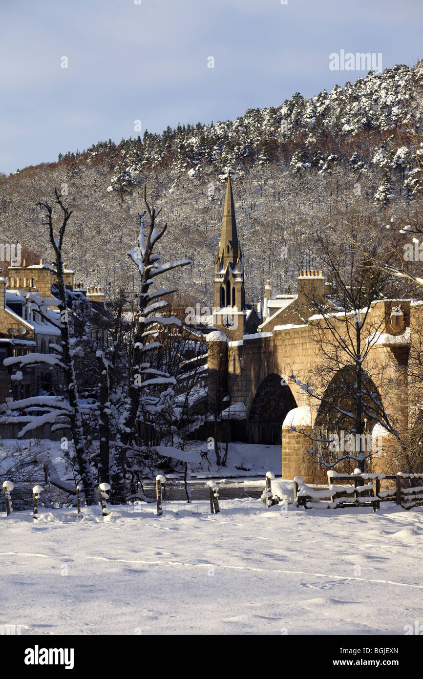 Le Royal Deeside village de Ballater, Aberdeenshire, Scotland, UK, vu dans la neige en hiver Banque D'Images