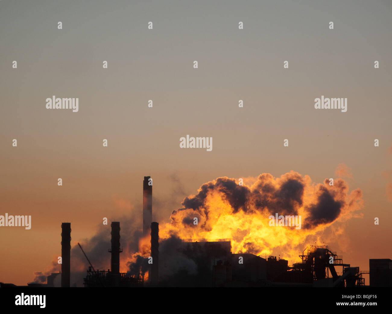 Calais France pollution fumée feu coucher de l'industrie Banque D'Images