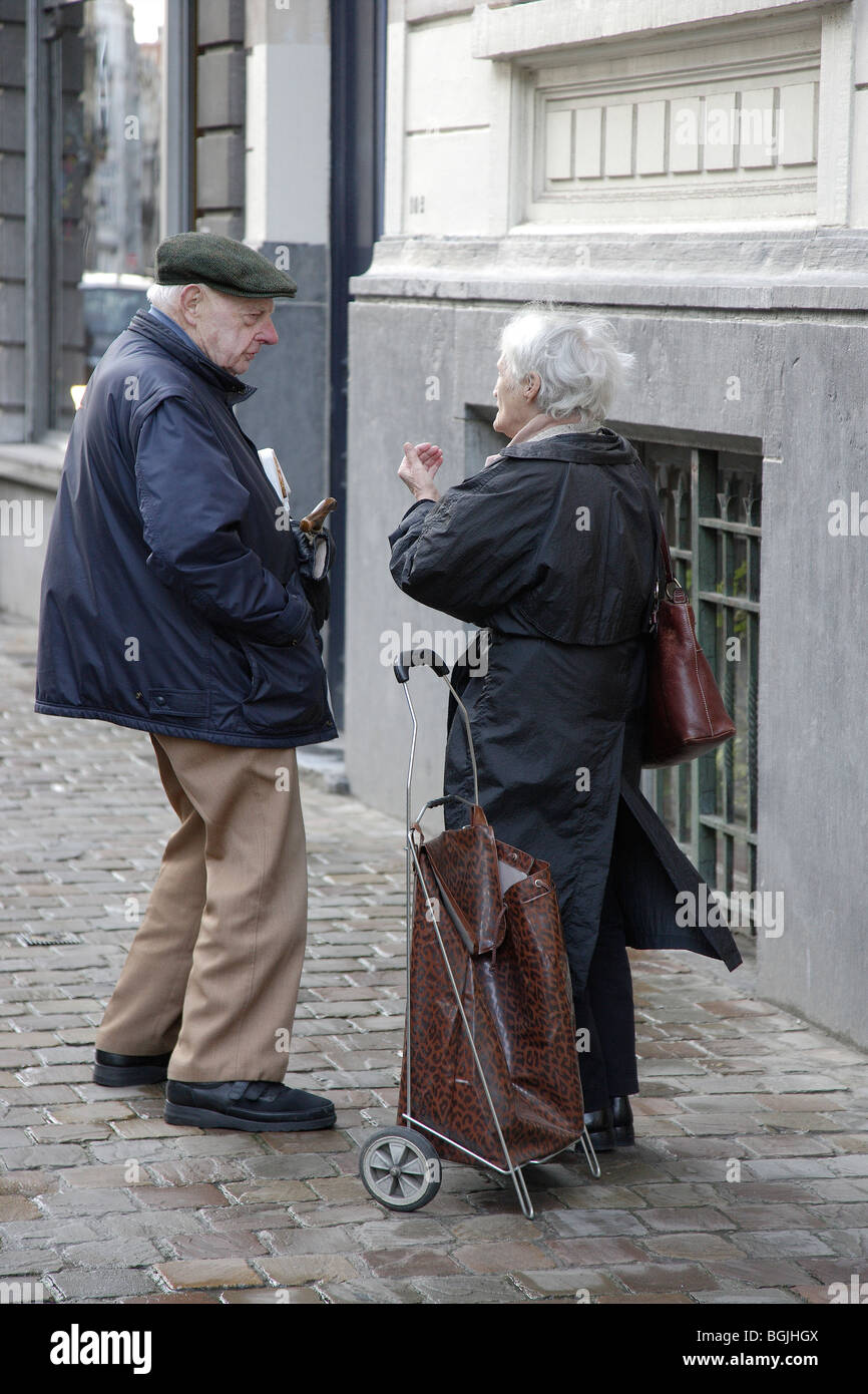 Une femme et un homme âgés parler Banque D'Images