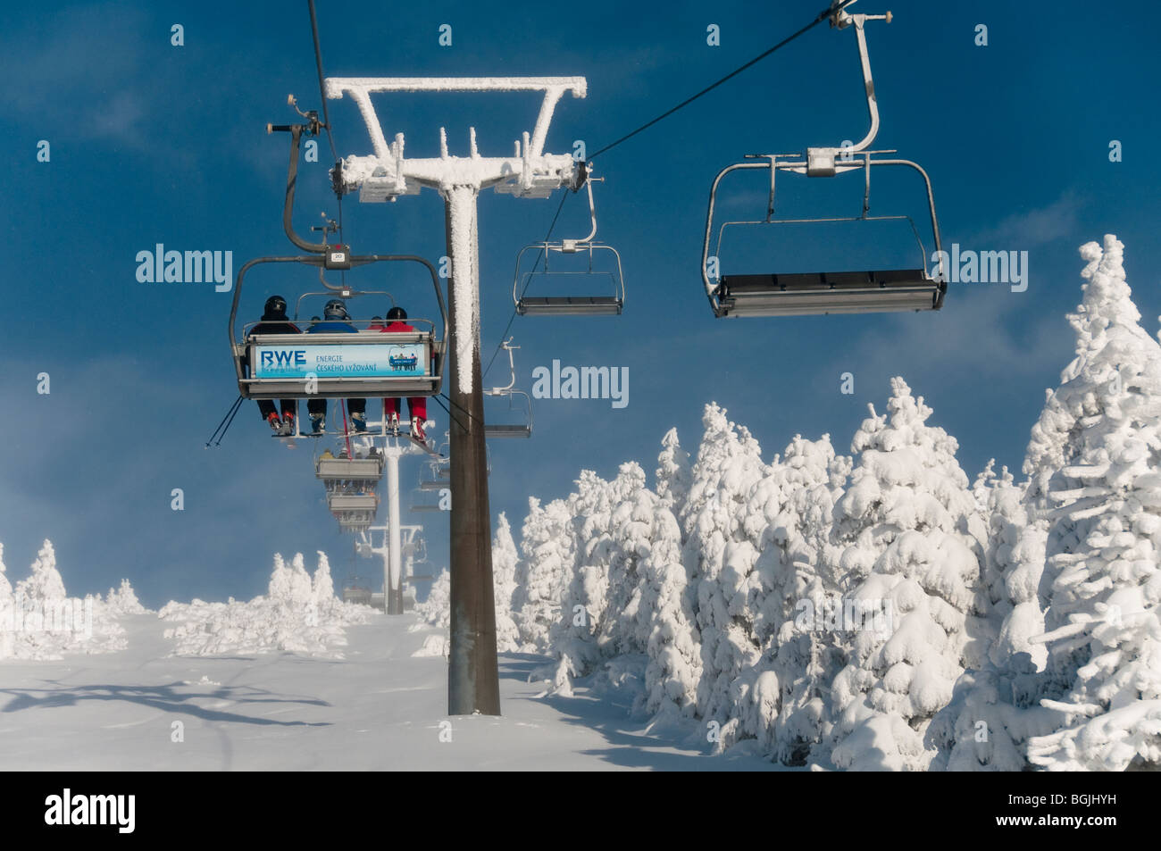 Avis des skieurs à l'ascenseur de chaise en Cerna hora Ski Resort, Karkonosze, République tchèque. Banque D'Images