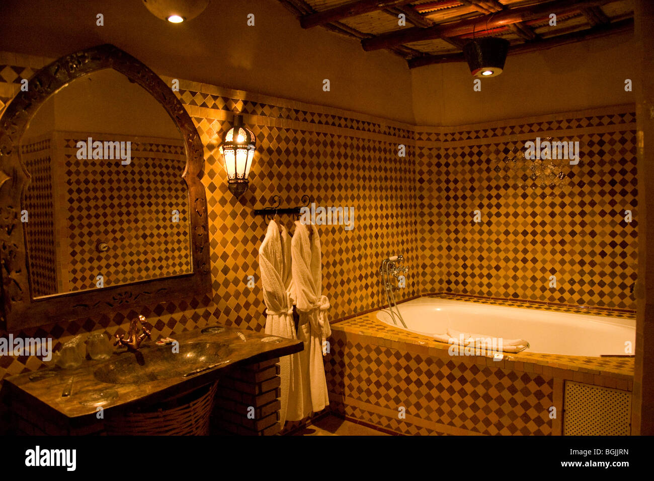 La salle de bains dans la Suite Royale à l'hôtel Kasbah Xaluca Maadid, Erfoud, Maroc. Banque D'Images