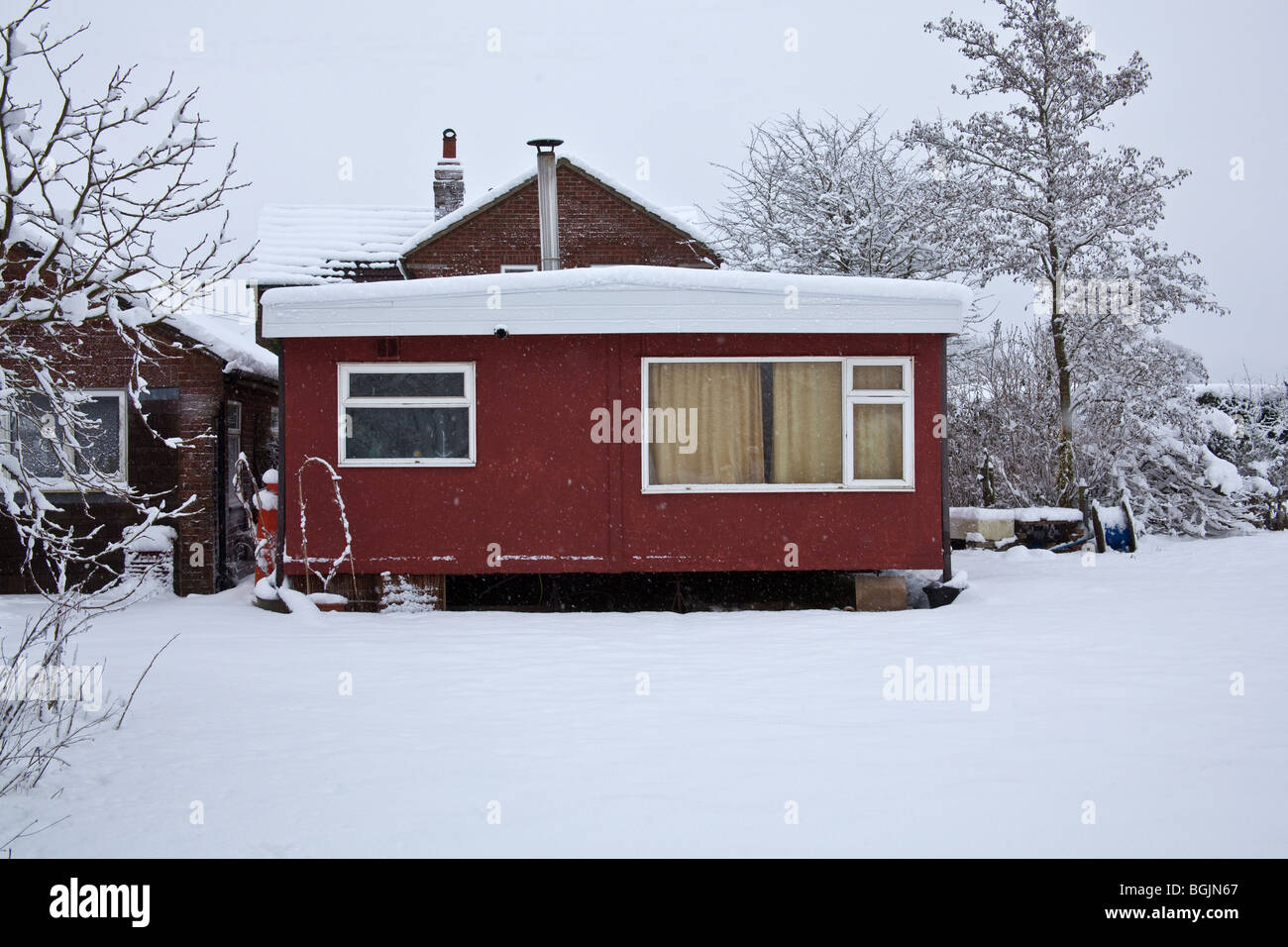 Mobile home ou caravane statique dans la neige Hampshire en Angleterre. Banque D'Images