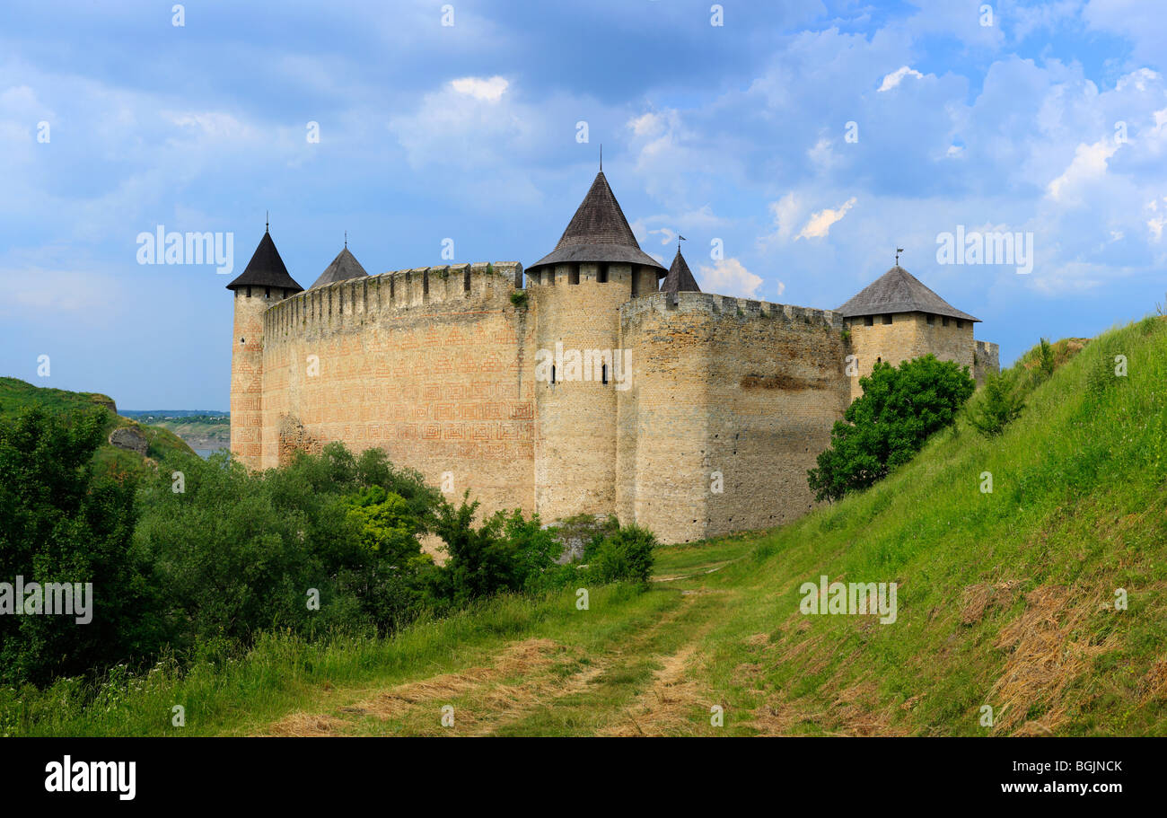 Les murs et les tours de la forteresse de Khotin (1325-1460), château médiéval, Podolie, Chernivtsi oblast (province), Ukraine Banque D'Images
