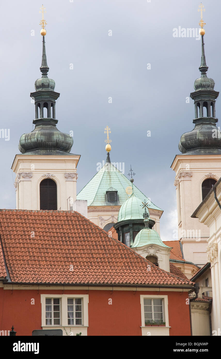 Beffrois, flèches et croix sur une église de Prague Banque D'Images