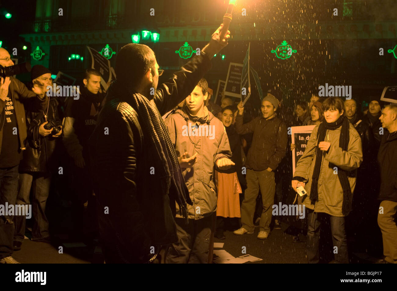 Paris, FRANCE - agir Haut-Paris les militants de l'action contre le SIDA, manifestent à l'extérieur du quartier général de la police après des arrestations, une pandémie de personnes, une action collective, la Journée mondiale du SIDA Banque D'Images