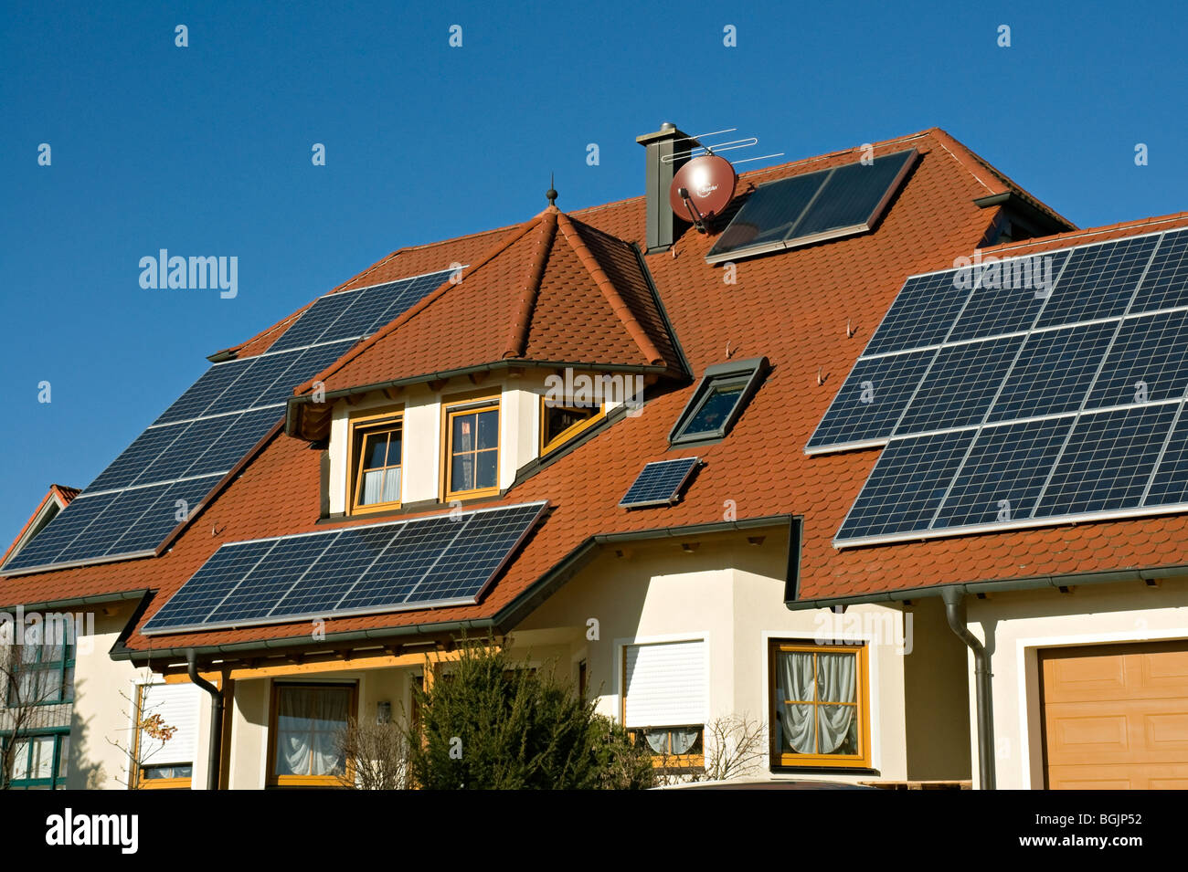 Nouvelle maison avec des panneaux solaires sur le toit, en Franconie, dans le Nord de la Bavière, Allemagne Banque D'Images