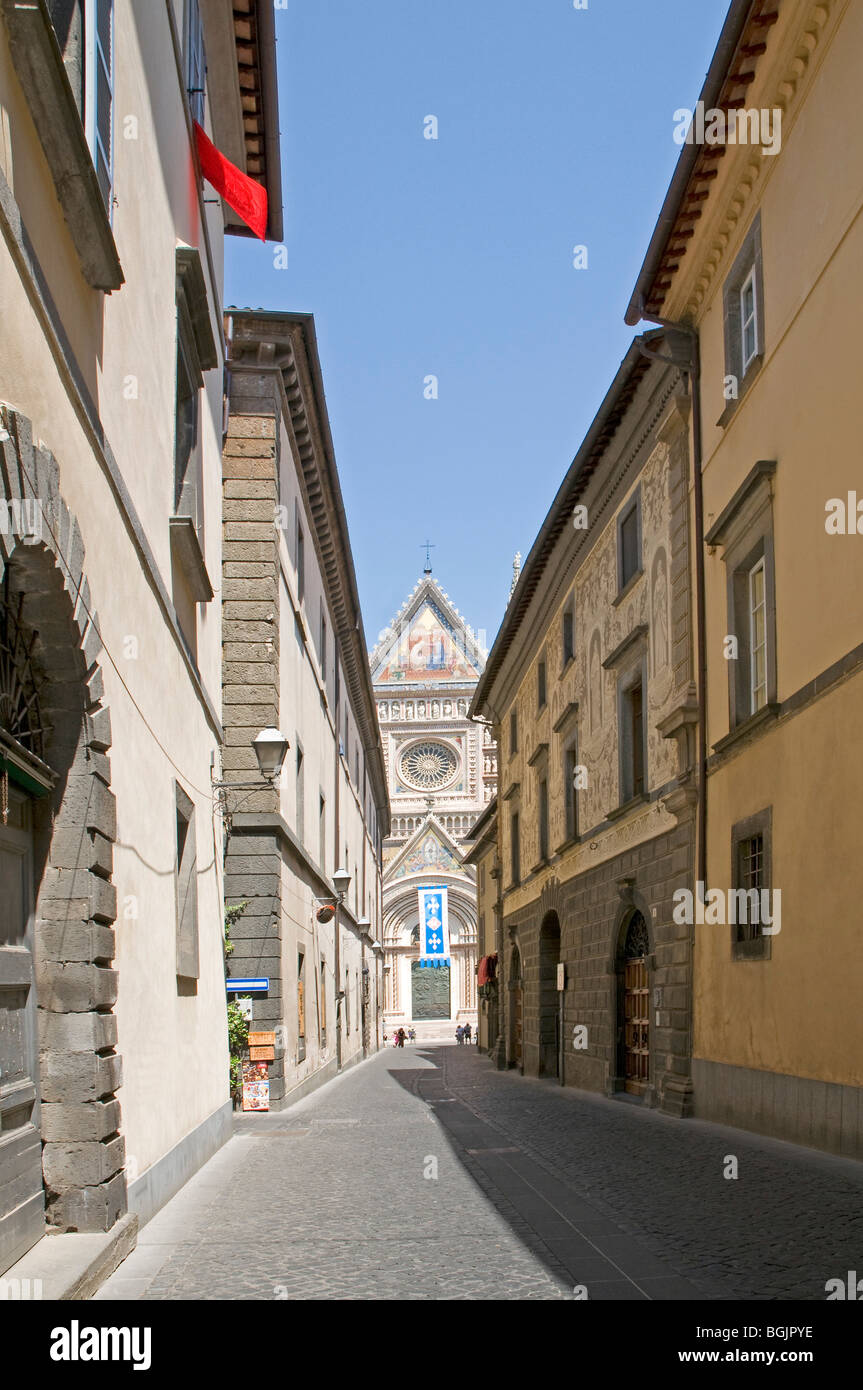 Scène de rue à Orvieto, en Ombrie, avec la cathédrale au loin Banque D'Images