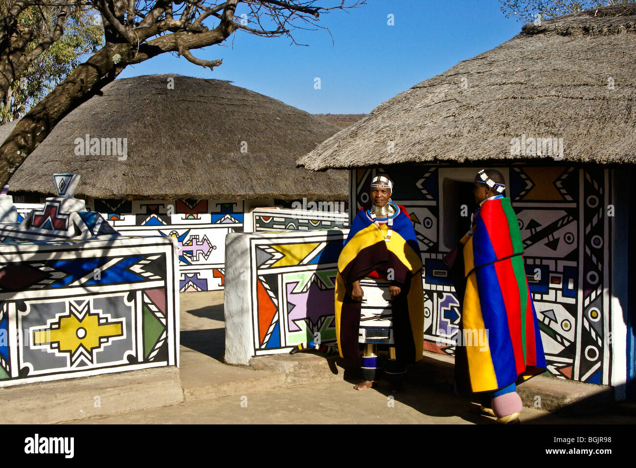 Les femmes Ndebele et maisons traditionnelles, Botshabelo, Afrique du Sud Banque D'Images